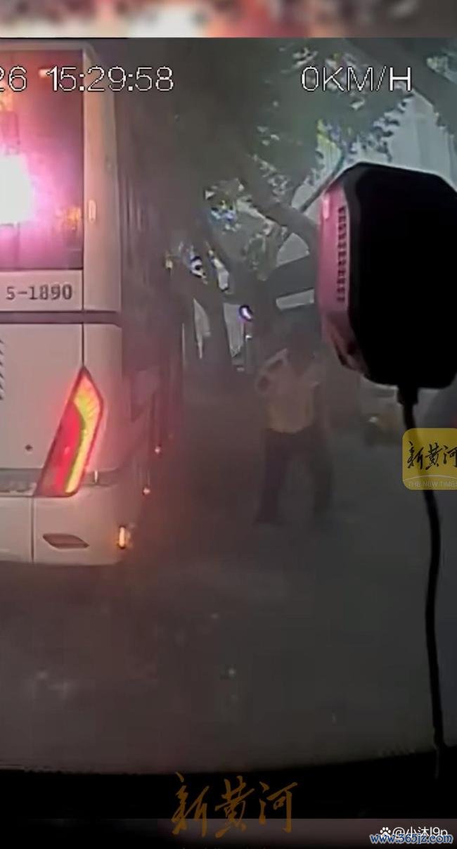 老人被水流冲走 两名驾驶员将其救起 暴雨中的温暖援手