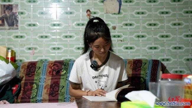 放榜夜在喂猪的姑娘考上中国政法 质朴女孩的法学梦